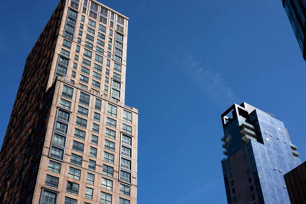 Alacsony Szögű Felvétel Két Felhőkarcolóról Felsőbbrendű Klasszikus Építkezéssel Szemben New — Stock Fotó