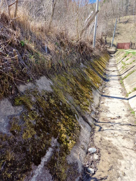 Uma Vertical Canal Irrigação Seco Sem Água Cercada Por Paredes — Fotografia de Stock