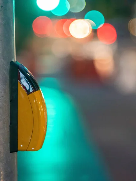 歩行者用プッシュボタンの垂直ショットボケを背景にしたトラフィックライトコントローラ用 — ストック写真