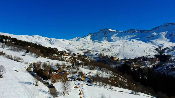 Ein Malerischer Blick Auf Die Wohngegend Den Schneebedeckten Bergen Unter — Stockfoto