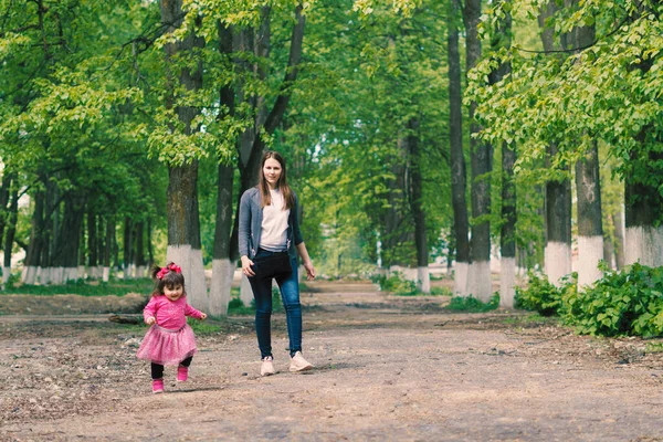 Primo Piano Una Bambina Accompagnata Dalla Madre Una Bella Giornata — Foto Stock