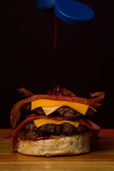 Ambachtelijke Hamburgers Met Vlees Kaas Gekleurd Normaal Brood — Stockfoto