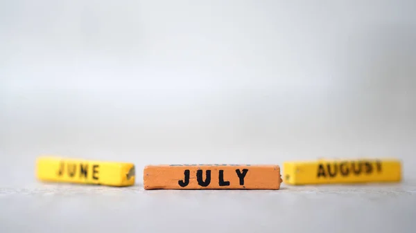 Een Close Van Drie Houten Blokken Van Maanden Van Zomer — Stockfoto