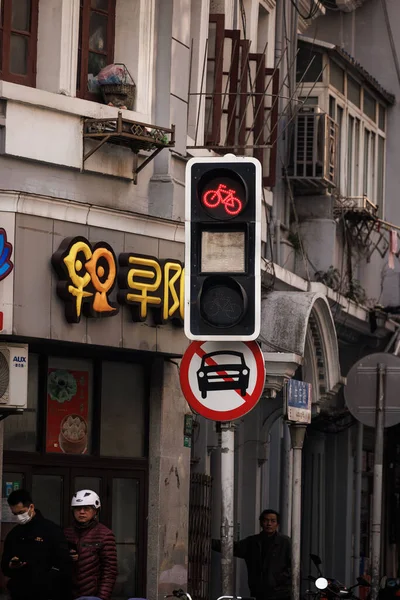 Vertical Shot Streetlight Illuminated Red Bicycle Sign Shanghai China — Stock Photo, Image