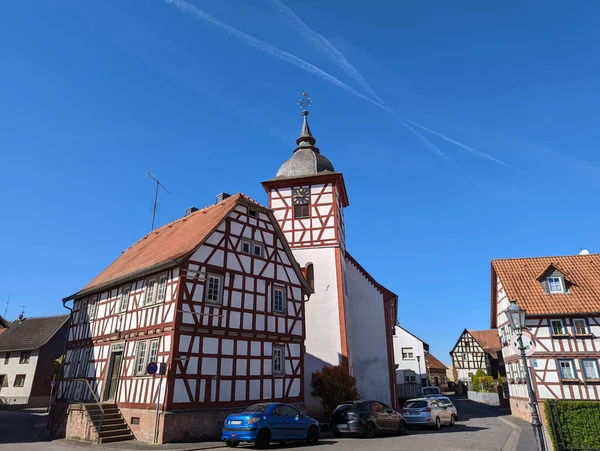 ドイツのフーバッハに計画された屋根と半木造の家のある教会の半木造時計塔 — ストック写真