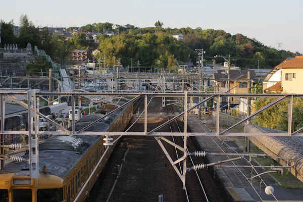 Comboio Sair Uma Estação Ferroviária — Fotografia de Stock