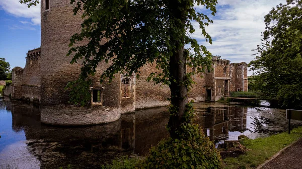 凯斯特城堡的废墟 在一条护城河里 周围是一片绿地 — 图库照片