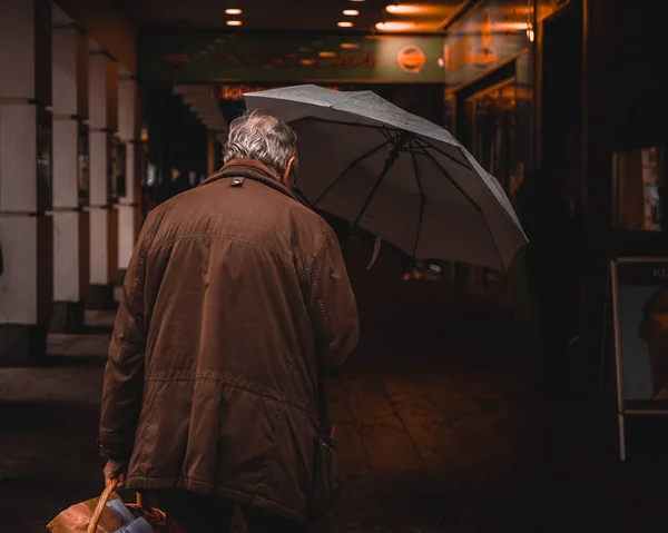 Lähikuva Vanhasta Miehestä Takaa Katsottuna Sateenvarjo Kädessään Kävelemässä Wienissä Itävallassa — kuvapankkivalokuva
