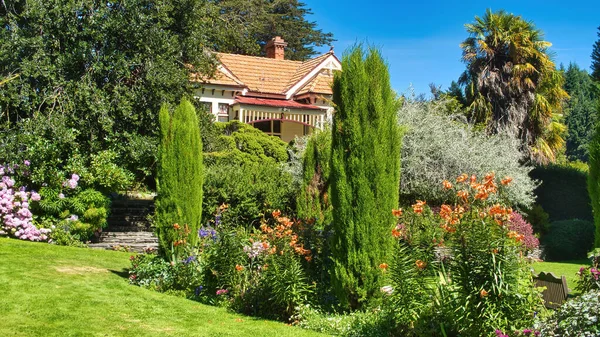 Beautiful View Old House Garden Flowers Green Trees — Stock Photo, Image