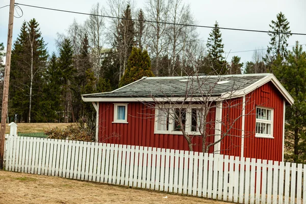 Una Casa Rossa Con Una Recinzione Con Una Foresta Sullo — Foto Stock