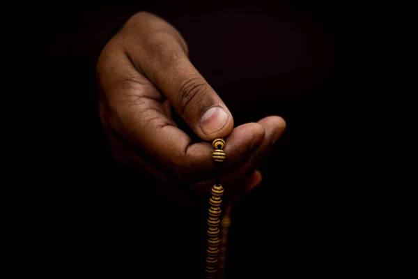 Nahaufnahme Einer Hand Eines Muslimischen Mannes Der Vor Dunklem Hintergrund — Stockfoto