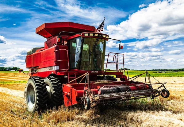 Combine Harvester Flag Threshing Wheat Agricultural Field — Stock Photo, Image