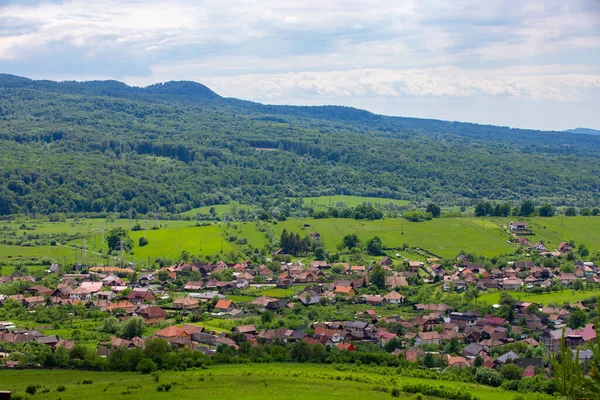 夏天与一个罗马尼亚村庄的景观 — 图库照片