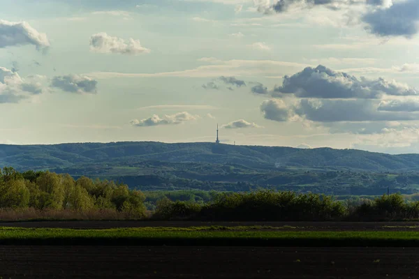 Campo Una Torre Montagne Boscose Sotto Cielo Grigio — Foto Stock