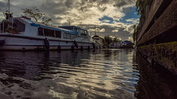 Die Geparkten Boote Unter Wolkenverhangenem Himmel — Stockfoto