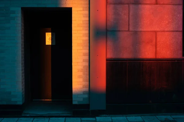 Vchodu Budovy Připevněna Nekuřácká Cedule Červeným Osvětlením Cihlové Zdi — Stock fotografie