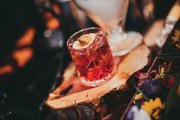 Nahaufnahme Eines Negroni Cocktails Auf Einem Querschnitt Durch Einen Baumstamm — Stockfoto