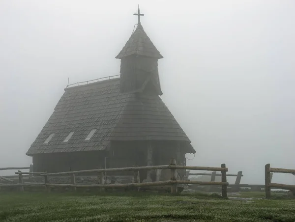 Tour Bois Avec Croix Église Marie Des Neiges Jour Brouillard — Photo