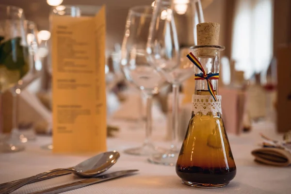 結婚祝いとしてテーブルの上にルーマニアの旗とアルコールの小さなボトルのクローズアップ — ストック写真