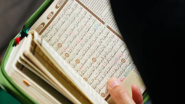 Een Close Shot Van Een Moslimvrouw Die Koran Leest Een — Stockfoto