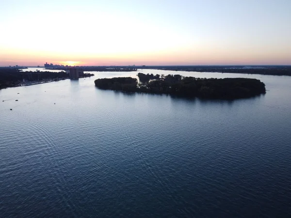 Una Vista Aérea Del Lago Rodeado Árboles Edificios Durante Puesta —  Fotos de Stock