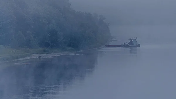 霧の中でスウェーデンの湖の自然景観 — ストック写真