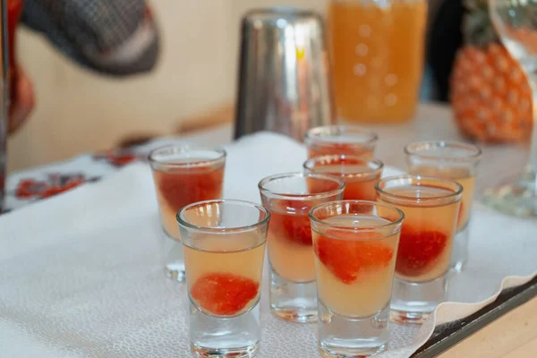 トレイの上にカラフルな飲み物で満たされたショットグラスのクローズアップショット — ストック写真
