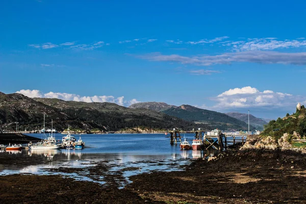 Pohled Zakotvené Čluny Proti Kopcům Modré Obloze Ostrov Skye Skotsko — Stock fotografie