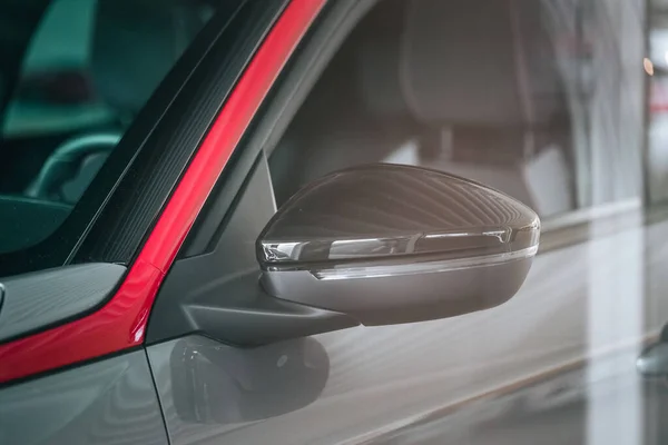 一辆现代灰色和红色汽车的侧视镜的特写 — 图库照片