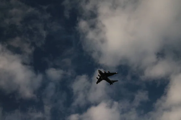 Samolot Wojskowy Niebie Blisko Lądowania Lotnisku — Zdjęcie stockowe