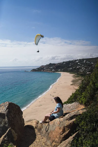 Une Fille Caucasienne Assise Sur Rocher Dans Une Plage Regardant — Photo