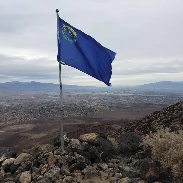 Close Uma Bandeira Azul Perto Das Montanhas Dia Nublado — Fotografia de Stock