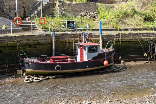 Small Boat Moored Ouseburn River Newcastle Tyne Low Tide — Stock Photo, Image