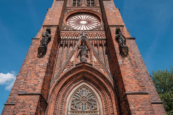 Low Angle Shot Red Brick Building Blue Sky Background — Stock Photo, Image