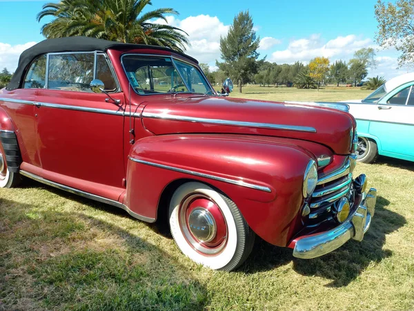 Eski Kırmızı Ford Super Deluxe Üstü Açılır 1946 1948 Kırsal — Stok fotoğraf