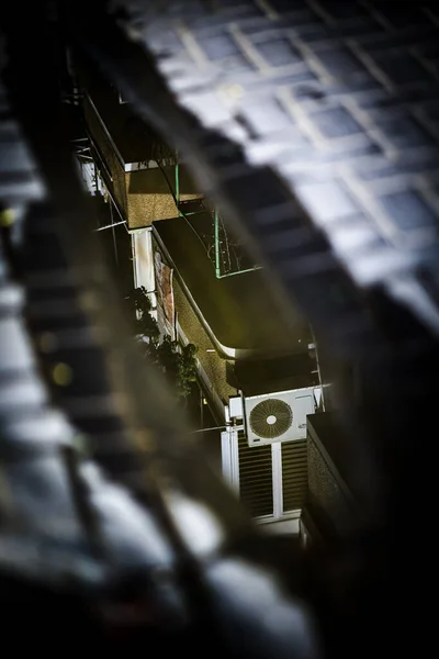 Colpo Verticale Dei Balconi Delle Case Visto Attraverso Foro Del — Foto Stock