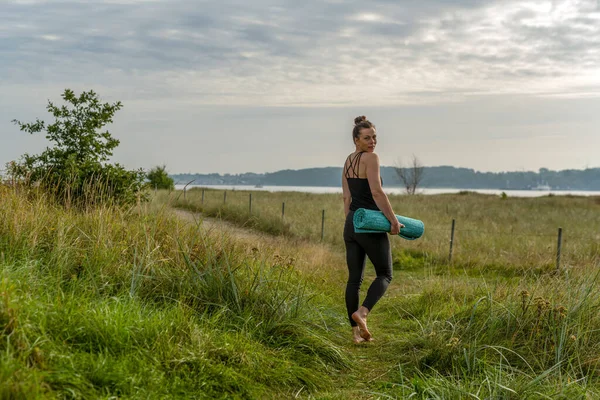 Kvinnan Redo För Sin Dag Efter Att Hon Tränat Yoga — Stockfoto