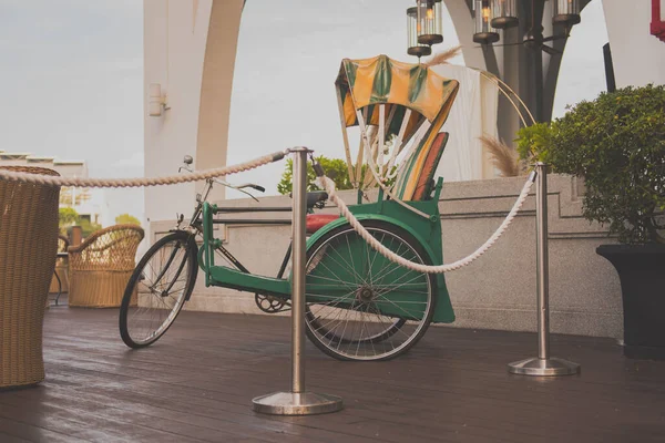 Una Bici Verde Con Oggetti Colorati Nel Cestino Parcheggiato Vicino — Foto Stock