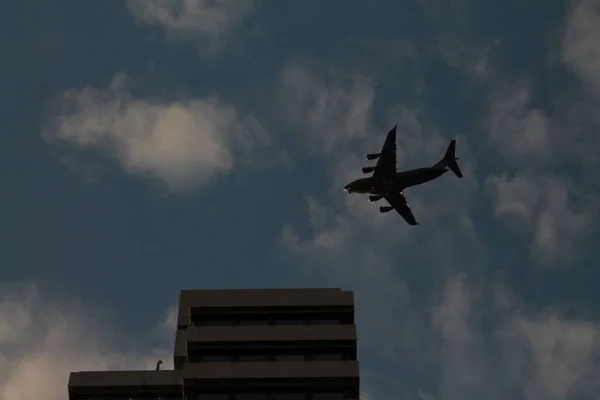 Военные Самолеты Летящие Над Высоким Зданием — стоковое фото