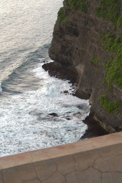 Eine Vertikale Aufnahme Eines Gewässers Mit Wellen Die Auf Das — Stockfoto