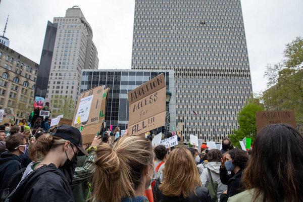 Толпа, держащая картонный знак Foley Square, New York, NY, USA 05-03-2022 Протестующие держат плакаты