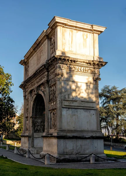 Plano Vertical Del Famoso Arco Trajano Benevento Sur Italia —  Fotos de Stock