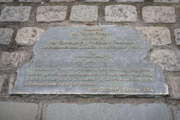 Bronze Plate Inscription Famine Sculpture Rowan Gillespie Unveiled Dublin Docklands — Stock Photo, Image