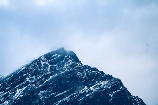 Eine Nahaufnahme Eines Felsigen Berggipfels Der Einem Bewölkten Tag Mit — Stockfoto