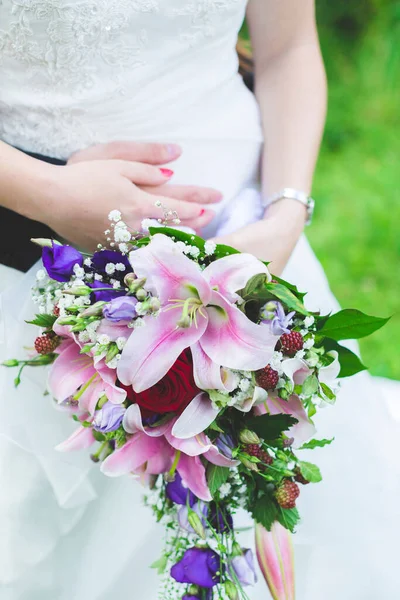新娘和新郎的手与婚礼花束的垂直特写 — 图库照片