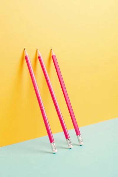 Różowe Ołówki Żółto Niebieskim Tle Minimalizm Kreatywność Surrealistyczne Edukacyjne Koncepcje — Zdjęcie stockowe