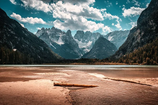 Vista Majestosa Pequeno Lago Montanha Verde Esmeralda Nas Dolomitas Itália — Fotografia de Stock