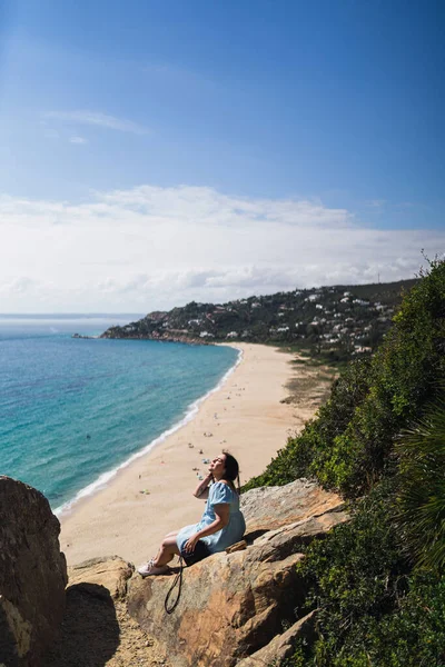 Una Chica Caucásica Sentada Sola Una Roca Una Playa Mirando — Foto de Stock