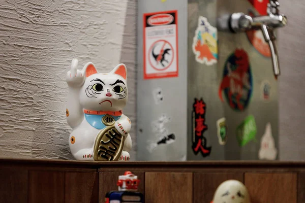 Japanese Lucky Cat Showing Its Middle Finger Ramen Shop Shanghai — Stock Photo, Image