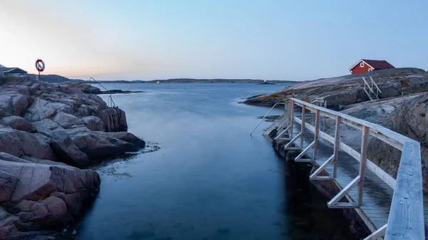 Piękny Widok Drewniane Molo Skały Pobliżu Jeziora Szwecji — Zdjęcie stockowe
